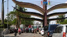 Sejumlah kendaraan mengantri di Taman Mini Indonesia Indah (TMII), Jakarta, Minggu (19/07/2015). Jumlah pengunjung hari ketiga Lebaran bertambah dari hari pertama Lebaran dan ditargetkan mencapai angka 300.000 pengunjung. (Liputan6.com/Yoppy Renato)