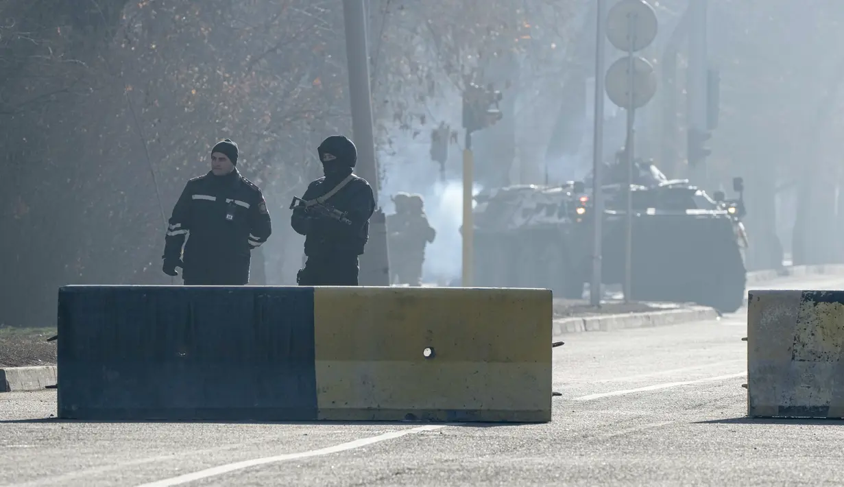 Polisi memblokir jalan untuk mengatur lalu lintas di Almaty, Kazakhstan, Rabu (12/1/2022). Kerusuhan kekerasan yang mengguncang negara bekas Soviet itu merupakan yang terburuk sejak Kazakhstan memperoleh kemerdekaan tiga dekade lalu. (AP Photo)