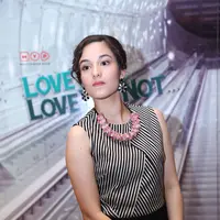 Ketika ditanyai tentang adegan ciumannya dengan Hamish Daud, gadis berusia 20 tahun ini enggan memberikan komentar. (Galih W. Satria/Bintang.com)