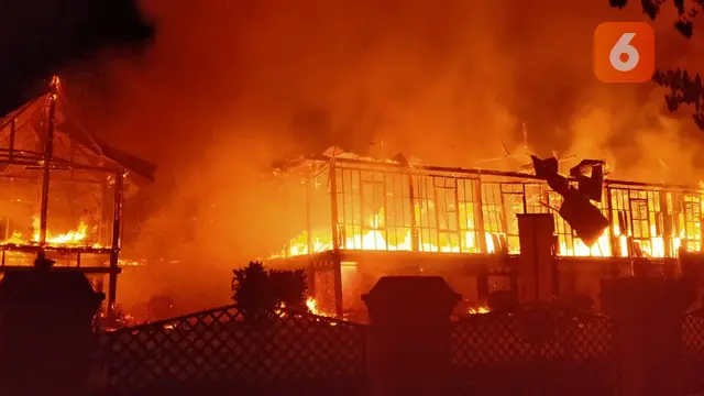 Rumah adat kerajaan bone kebakaran (Liputan6.com/Fauzan)