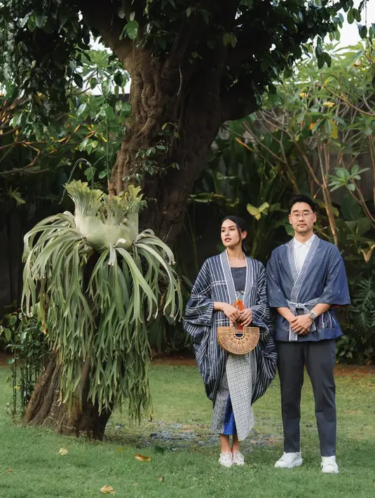 Maudy Ayunda dan Jesse Choi memilih siluet kimono biru navy sebagai busana Lebaran hari pertama. Menampilkan sentuhan budaya Asia Timur yang khas di hari Raya [@maudyayunda]