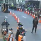 Aparat gabungan dari TNI-POLRI dan Dishub memeriksa kelengkapan dokumen pengendara bermotor  yang melintasi kanalisasi pos penyekatan PPKM Darurat di Jalan Raya Lenteng Agung, Jakarta, kamis (8/7/2021). (merdeka.com/Arie Basuki)