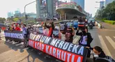 Aktivis lingkungan Wahana Lingkungan Hidup Indonesia (Walhi) berunjuk rasa terkait kebakaran hutan dan lahan (karhutla) di kawasan Tosari, Jakarta, Jumat . 14 Agustus 2026/ (KLY/ Arie Basuki)