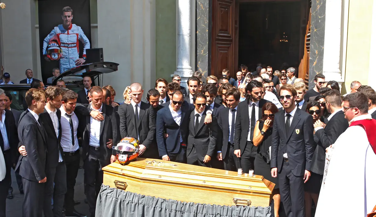 Upacara kematian pebalap Marussia, Jules Bianchi, berlangsung di Katedral Sainte Reparate, Nice, Prancis. Selasa (21/7/2015). Sahabat, kolega, dan para pebalap F1 hadir  untuk memberi penghormatan terakhir. (AP Photo/Lionel Cionneau)