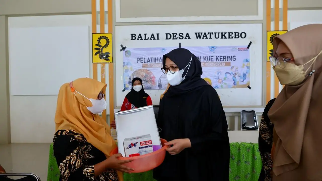 Bupati Banyuwangi Ipuk Fiestiandani (baju hitam) memberikan bantuan peralatan usaha da menggelar pelatihan usaha (Istimewa)