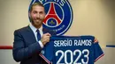 Bek tengah: Sergio Ramos. Pemain berusia 35 tahun ini mengikat kontrak dengan PSG selama 2 tahun usai dilepas gratis Real Madrid. Ia akan mengenakan nomor punggung 4 seperti di Real Madrid. Pemilik nomor 4 sebelumnya di PSG, Thilo Kehrer berganti nomor menjadi 24. (Foto: en.psg.fr)