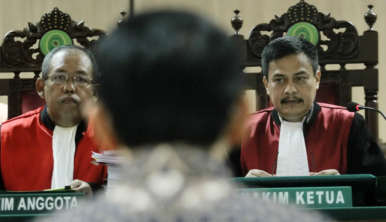 Majelis Hakim membacakan putusan sela atas kasus penistaan agama dengan terdakwa Basuki Tjahaja Purnama alias Ahok di PN Jakarta Utara, Selasa (26/12). Dalam sidang ketiga ini, majelis hakim menolak eksepsi Ahok. (Liputan6.com/Eko Siswono Toyudho/Pool)