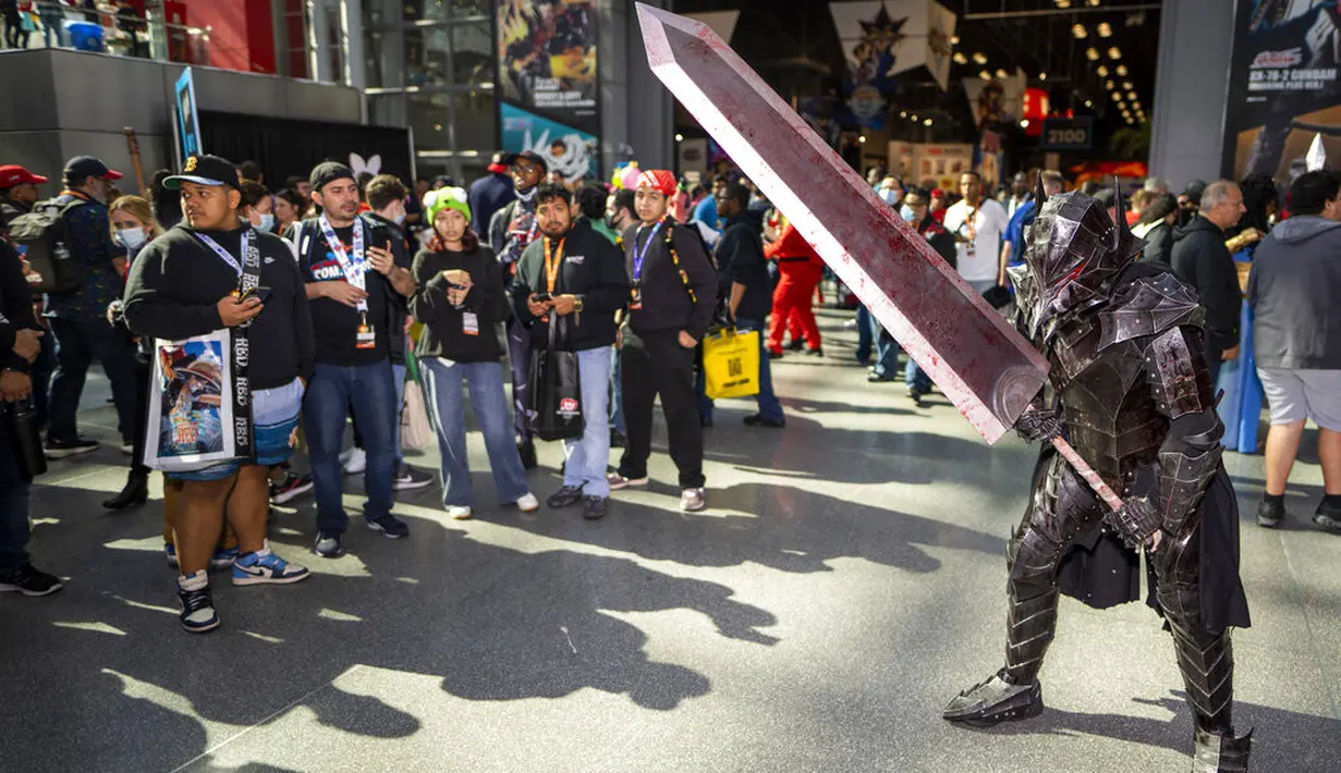 Seorang cosplayer di New York Comic Con 2022 berdandan sebagai Guts dari Berserk. (Foto: Charles Sykes/Invision/AP)