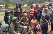 Satgas Damai Cartenz Sinak Gelar Patroli Humanis dan Bakti Sosial, Bawa Kedamaian di Papua Tengah
