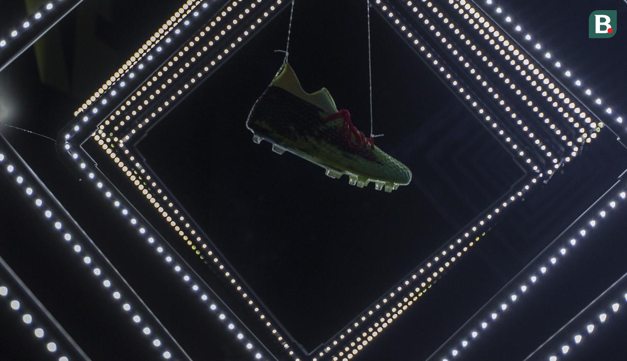 Sepatu Puma Future 18.1 dipajang saat peluncurannya di Taman Menteng, Jakarta, Jumat (9/3/2018). Puma Future 18.1 dirancang untuk pengepasan saat pemakaian. (Bola.com/Vitalis Yogi Trisna)