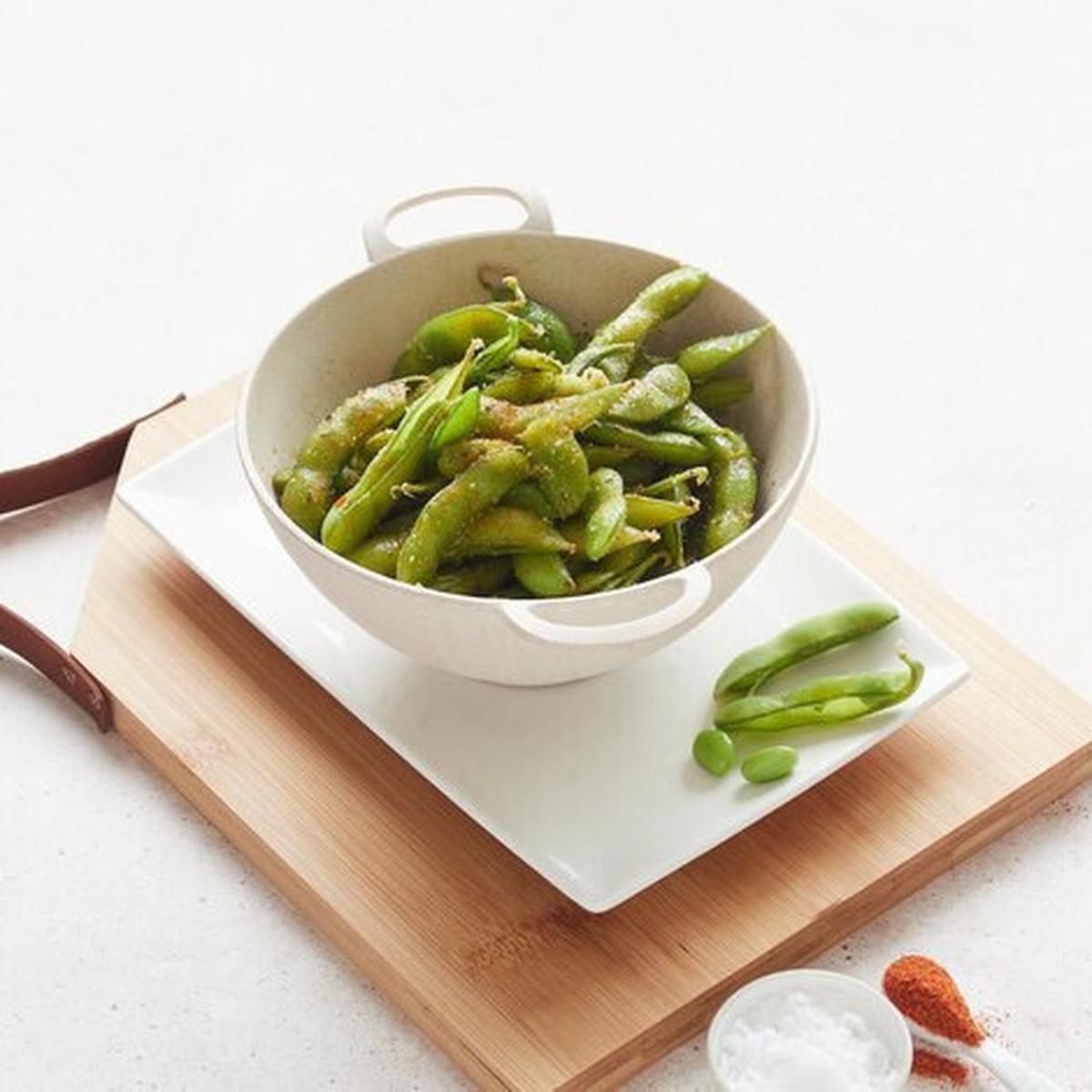 Edamame rebus dengan sedikit garam di atasnya (Foto Dok: Freepik/anasenyfoto)