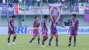 Pemain Persita Tangerang tampak berdiskusi usai ditaklukkan Persebaya Surabaya pada laga Liga 1 di Stadion Indomilk Arena, Tangerang, Rabu (18/1/2023). Persebaya menang dengan skor 5-0. (Bola.com/M Iqbal Ichsan)