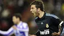 Kegembiraan striker Real Madrid asal Argentina Gonzalo Higuain setelah mencetak gol ke gawang Real Valladolid dalam lanjutan La Liga di Jose Zorrilla Stadium, 14 Maret 2010. AFP PHOTO / PIERRE-PHILIPPE MARCOU 