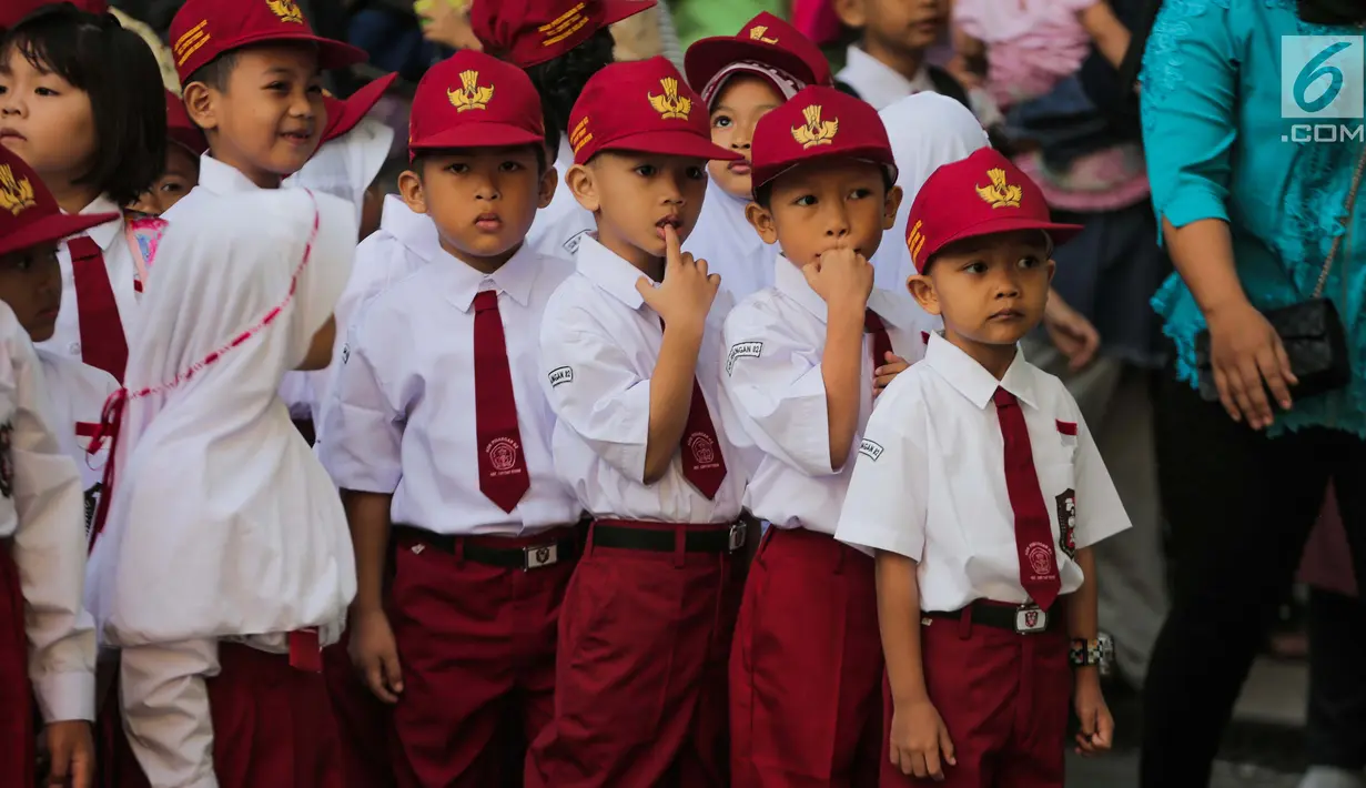 Murid baru mengikuti upacara bendera pada hari pertama sekolah di SDN Pisangan 02, Ciputat, Tangerang Selatan, Senin (15/7/2019). Senin, 15 Juli 2019 merupakan hari pertama masuk sekolah tahun ajaran 2019/2020 usai libur panjang. (Liputan6.com/Faizal Fanani)