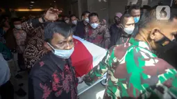 Jenazah almarhum Menpan RB Tjahjo Kumolo dibawa menuju Rumah Dinas Widya Candra dari Rumah Sakit Abdi Waluyo, Jakarta, Jumat (1/7/2022). Tjahjo Kumolo meninggal dunia di RS Abdi Waluyo karena sakit infeksi paru-paru yang diderita. (Liputan6.com/Faizal Fanani)