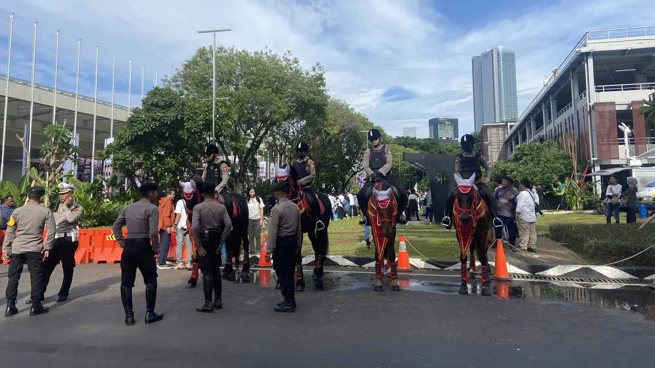Personel Polri mengamankan debat capres di Jakarta Convention Center atau JCC, Jakarta, pada Minggu (4/2/2024).