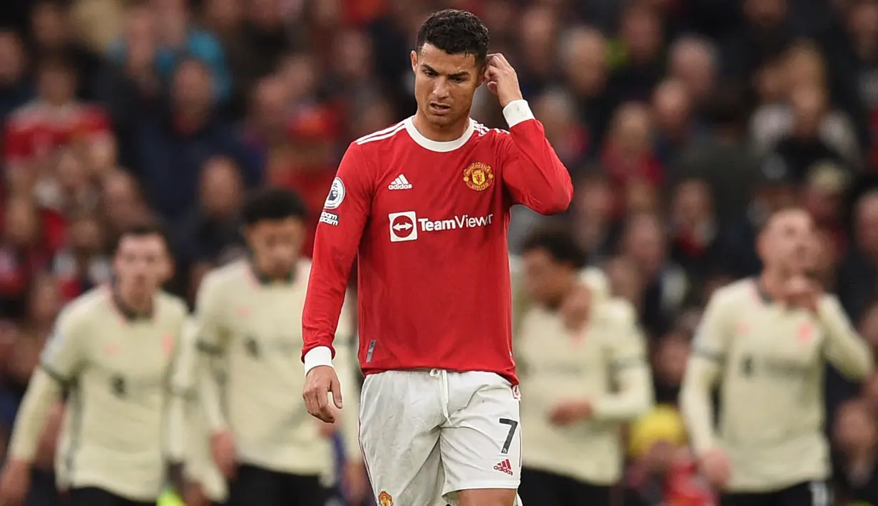 Satu-satunya peluang emas yang dimiliki Manchester United ketika Cristiano Ronaldo berhasil menjebol gawang Liverpool, namun setelah wasit melihat VAR, gol tersebut dianulir karena Fred yang berada disamping Ronaldo tedrlihat offside. (AFP/Oli Scarff)