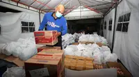 ASN di Surabaya donasi sembako untuk warga terdampak Covid-19. (Dian Kurniawan/Liputan6.com)