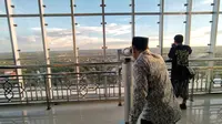 Seorang warga Kota Palangka Raya mencoba teropong pantau di Menara Masjid Raya Darussalam Palangka Raya, Kalimantan Tengah. (Liputan6.com/ Roni Sahala)