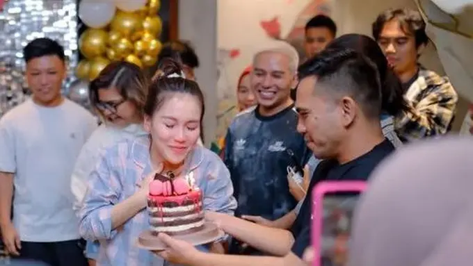 Ayu Ting Ting saat Mendapat Kejutan Ulang Tahun ke-32