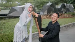 Potret Rafly DA ketika dampingi sang istri di hari bahagianya. Putuskan menikah muda, kebersamaan pasangan ini memang sering terlihat seperti pasangan muda yang belum menikah. 4 tahun membangun biduk rumah tangga, pasangan ini selalu romantis dan jauh dari gosip miring. Kesuksesan Ega raih gelar sarjana tentunya tak lepas dari dukungan suami untuk istrinya. (Liputan6.com/IG/@eganoviantika_98)