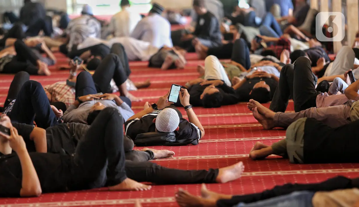 Saat Ramadan, ribuan umat Muslim berdatangan dan memenuhi Masjid Istiqlal, Jakarta untuk beribadah sambil menanti waktu berbuka puasa. (Liputan6.com/Angga Yuniar)