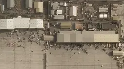 Foto satelit Planet Labs Inc., kendaraan dan pesawat yang ditinggalkan di bandara internasional Kabul, Afghanistan (31/8/2021).  Para pemimpin Taliban berjanji untuk mengamankan negara itu, dengan cepat membuka kembali bandara dan memberikan amnesti kepada mantan lawan. (Planet Labs Inc. via AP)