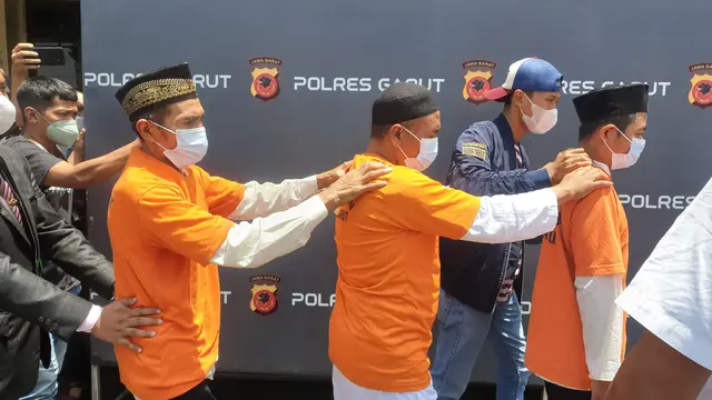 S, UJ, dan JK, tiga jenderal anggota Negara Islam Indonesia (NII), yang sempat viral setelah menyebarluaskan propaganda pendeklarasian NII, lengkap dengan bendera NII September lalu akhirnya diproses hukum.
