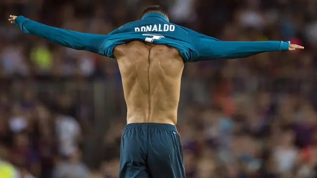 Ronaldo Angkat Jersey Usai Mencetak Gol