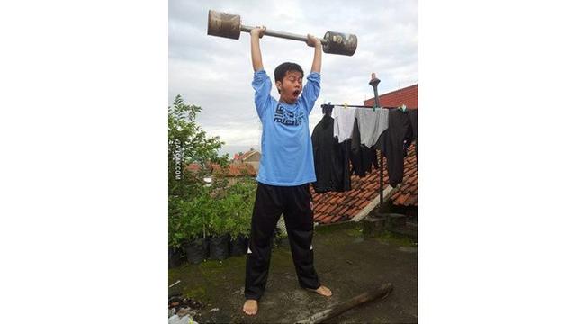 6 Potret Menahan Kantuk Ini Kocak, Ada yang Menguap Lebar