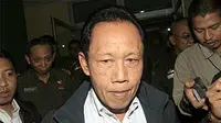 Sutiyoso saat meninggalkan Gedung Kejaksaan Tinggi DKI Jakarta. Sutiyoso membantah keberadaan dirinya di Kejaksaan Tinggi adalah untuk diperiksa terkait kasus korupsi reklame.(Antara)