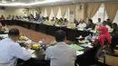 Suasana pertemuan Mensos Khofifah dengan kepada perwakilan 12 Bupati dan Walikota mengenai pembagian “kartu sakti”, Jakarta, Kamis (23/4/2015). Pemerintah berencana menyalurkan "kartu sakti" tahap kedua pada 27 April mendatang. (Liputan6.com/Johan Tallo)