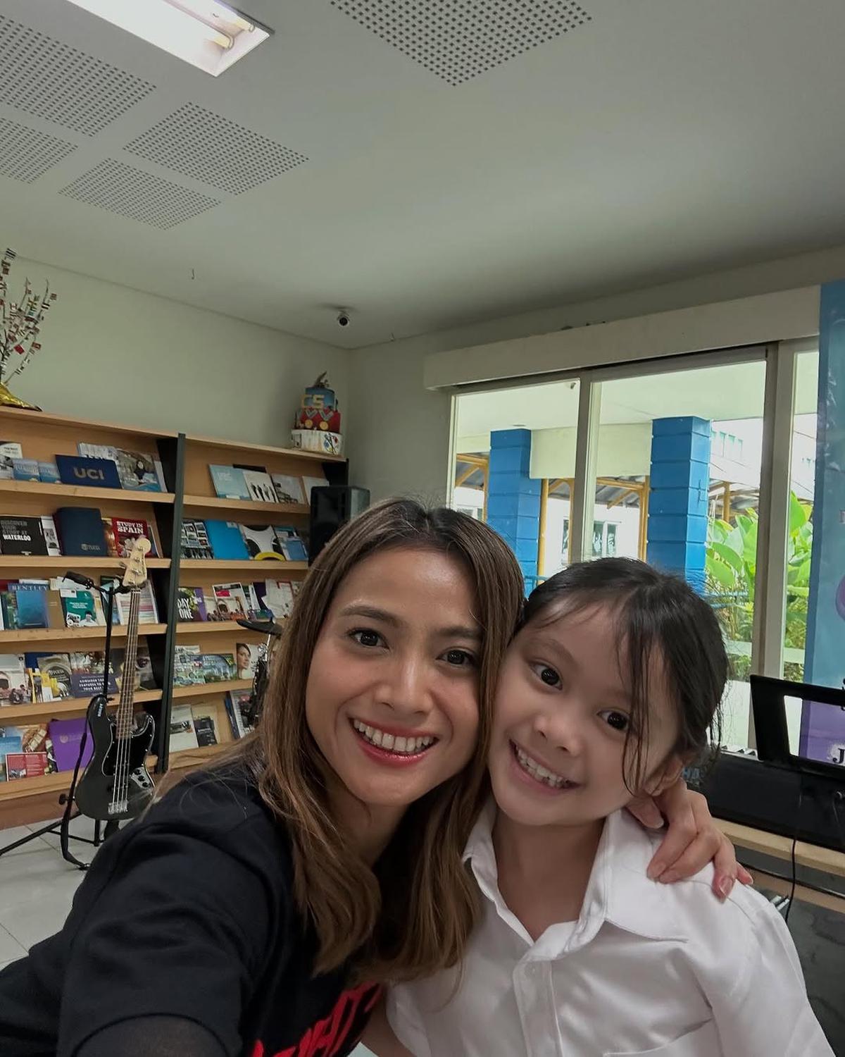 Potret Bridgia Anak Acha Septriasa Nyanyi di Sekolah Sempat Foto Bareng dengan sang Bunda