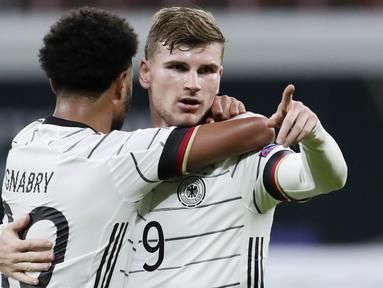 Striker Jerman, Timo Werner, melakukan selebrasi bersama Serge Gnabry usai mencetak gol ke gawang Ukraina pada laga UEFA Nations League di Red Bull Arena, Minggu (15/11/2020). Jerman menang dengan skor 3-1. (AP/Michael Sohn)