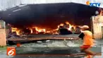 Warga berusaha memadamkan kobaran api yang melalap hampir seluruh bagian pabrik.
