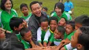 Menpora Imam Nahrawi bersama sejumlah anak melakukan tos saat menghadiri Milo Football Championship di Jakarta, Sabtu (18/2). Sebanyak 8000 siswa SD mengikuti acara ini. (Liputan6.com/Angga Yuniar)