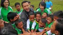 Menpora Imam Nahrawi bersama sejumlah anak melakukan tos saat menghadiri Milo Football Championship di Jakarta, Sabtu (18/2). Sebanyak 8000 siswa SD mengikuti acara ini. (Liputan6.com/Angga Yuniar)