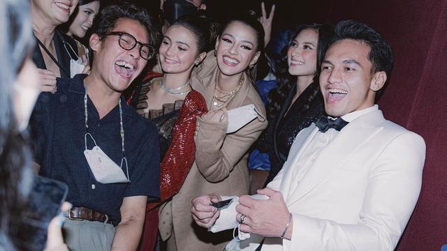 6 Potret Ardhito Pramono Hadiri Gala Premiere Film Sebelum Ditangkap, Wajah Bahagia