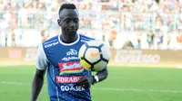 Makan Konate sedih Arema menang melawan Sriwijaya FC di Palembang. (Bola.com/Iwan Setiawan)