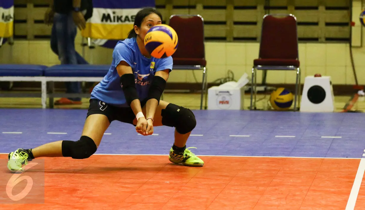 Suasana latihan tim voli Jakarta Elektrik PLN di GOR C'Tra Arena, Bandung, Jawa Barat, Sabtu (15/4). Jakarta Elektrik PLN memastikan lolos ke final Proliga 2017 usai menumbangkan Popsivo Polawan. (Liputan6.com/Yoppy Renato)