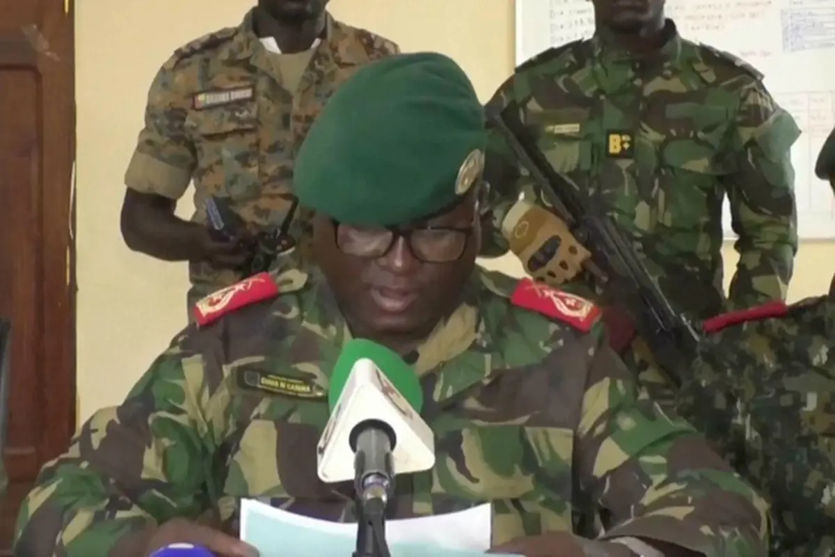 Juru bicara militer Guinea-Bissau Dinis N'Tchama saat mengumumkan pengambilalihan kekuasaan pada Rabu (26/11/2025).