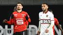 Striker Rennes, Martin Terrier (kiri) melakukan selebrasi usai mencetak gol penyeimbang 1-1 ke gawang Nice dalam laga lanjutan Liga Prancis 2020/21 pekan ke-27 di Roazhon Park Stadium, Rennes, Jumat, (26/2/2021). Rennes kalah 1-2 dari Nice. (AFP/Damien Meyer)