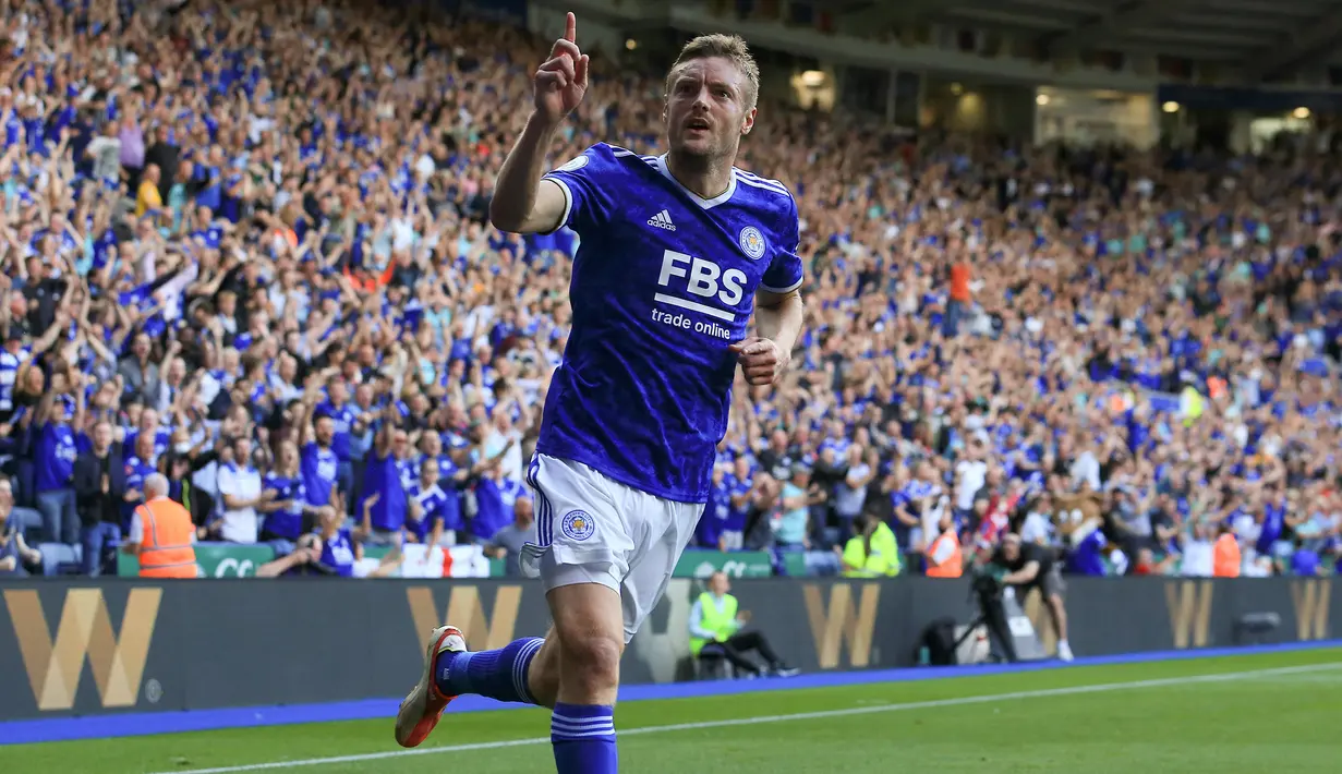 Jamie Vardy. Striker yang memasuki musim ke-10 bersama Leicester City telah mencetak 9 gol dan 1 assist di Liga Inggris musim ini. Dua gol terakhir dibuat di pekan ke-13, (4/12/2021) ke gawang Watford saat berusia 34 tahun 10 bulan dan 17 hari. Hasil akhir The Foxes menang 4-2. (AFP/Lindsey Parnaby)