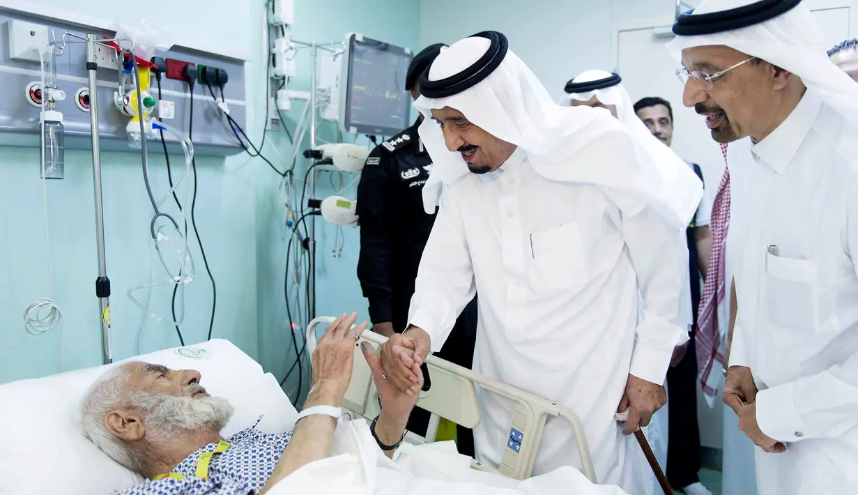 Raja Arab Saudi Salman Bin Abdulaziz Al Saud menjenguk jamaah haji laki laki yang menjadi korban tragedi crane di rumah sakit, Mekah, Arab Saudi. Raja akan terus menginvestigasi dan menyelidiki jatuhnya crane. (REUTERS/ Bandar al-Jaloud)