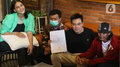 Baim Wong memperlihatkan surat peNcabutan kembali Citayam Fashion Week sebagai merek bisnisnya saat memberikan keterangan pers  di kawasan Tanah Kusir, Jakarta Selatan, Selasa (26/7/2022). Baim Wong dan Paula Verhoeven telah sepakat untuk mencabut Citayam Fashion Week yang telah didaftarkan di Pangkalan Data Kekayaan Intelektual (PDKI) Kemenkumham setelah menuai pro dan kontra.  (Liputan6.com/Herman Zakharia)