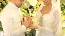 Tyas Mirasih resmi menjadi istri dari musisi Raiden Soedjono pada Sabtu (8/7/2017) siang. Setelah selesai akad nikah, pasangan ini akan menggelar resepsi pernikahan di tempat yang sama pada malam harinya. (Bambang E. Ros/Bintang.com)