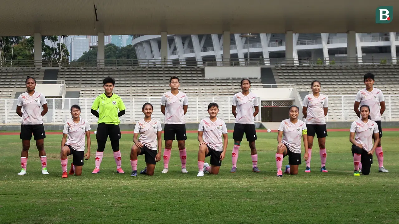 Foto: Disaksikan Langsung Ketua Umum PSSI, Timnas Wanita Indonesia Gelar Pertandingan Uji Coba Melawan Tim Putri Persib Bandung