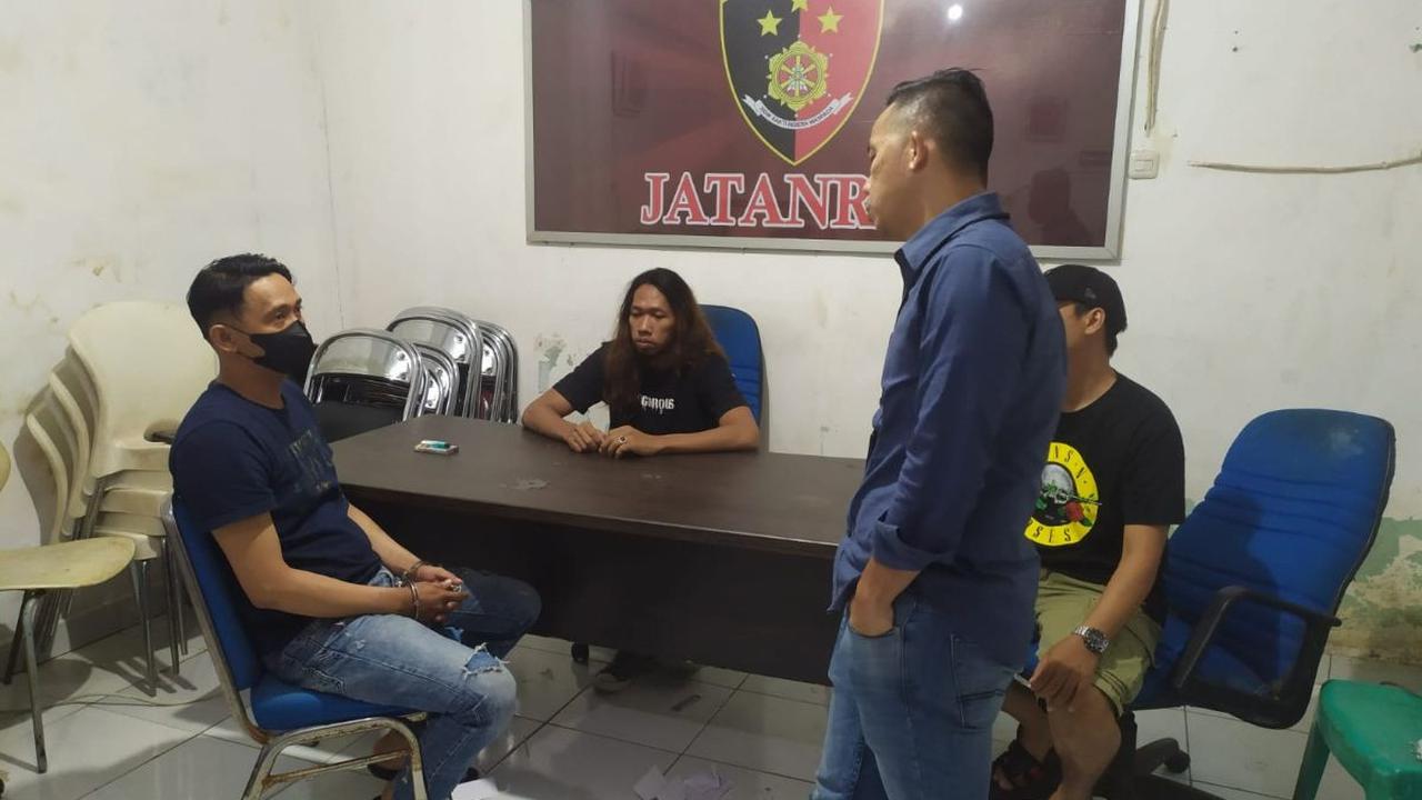 Untuk memenuhi kebutuhan hidup selama pelarian di Pekanbaru, tersangka bekerja buruh di sebuah proyek. Dia pulang ke Palembang karena proyek selesai dan mengira tak lagi dikejar polisi.
