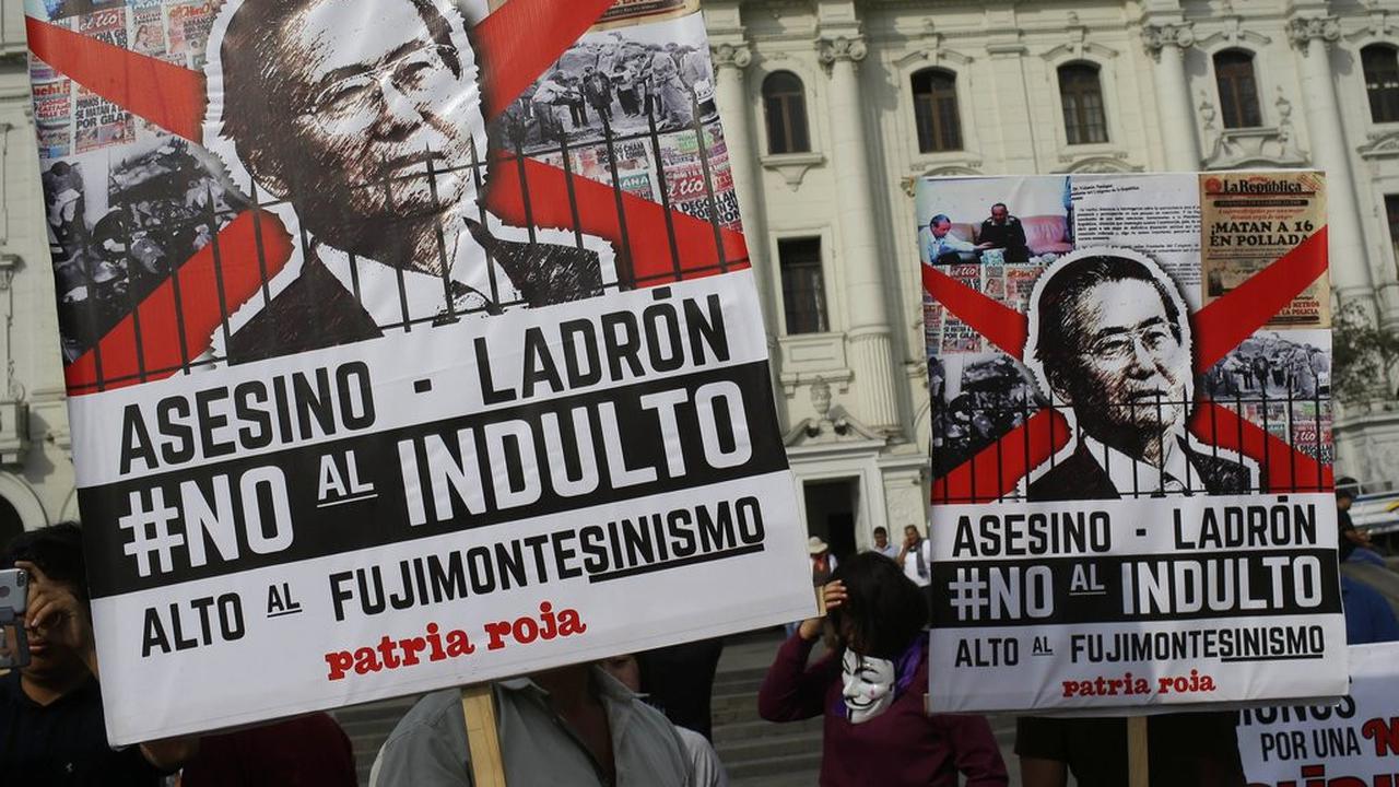 Para demonstran berunjuk rasa atas pengampunan eks Presiden Peru Alberto Fujimori