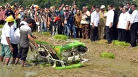 Presiden Joko Widodo berdialog dengan petani setempat saat menghadiri panen raya di Desa Kedokan Gabus, Kecamatan Gabus Wetan, Kabupaten Indramayu, Rabu (18/3/2015). (Rumgrapres/Agus Suparto)